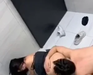 Cặp đôi hành lạc trong nhà vệ sinh bị quay lén nè