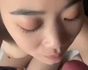 Đang chuẩn bị lên máy bay nhưng lại nứng quá, đành phải ra nhà vệ sinh cho em nó bú cu hộ