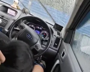 Mưa gió tắc đường có là gì khi có đôi môi em