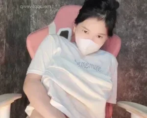 Clip bé Ly Xù nhét trứng rung vào trong quần silip