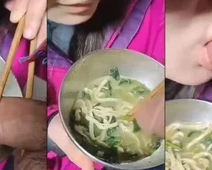 Độc lạ em ăn mì còn lấy chim anh chấm vào nước để mút